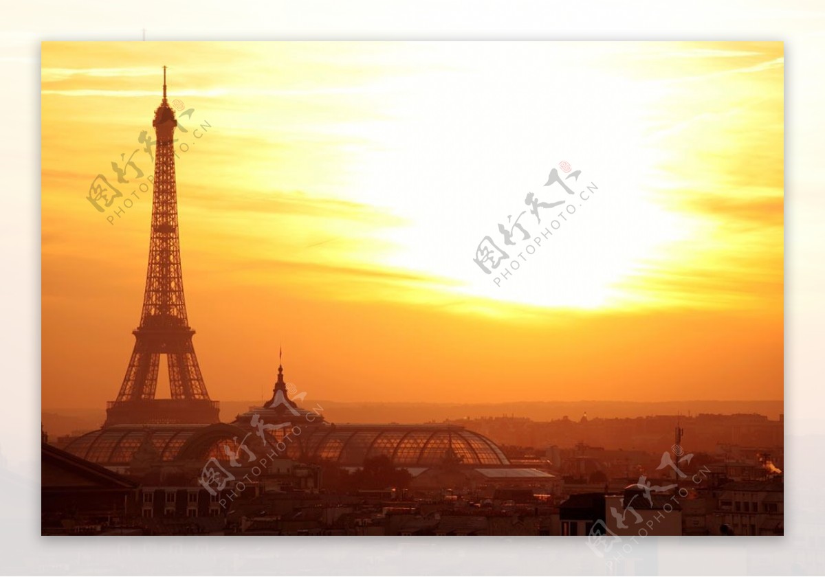 落日照耀下的欧式建筑物铁塔图片