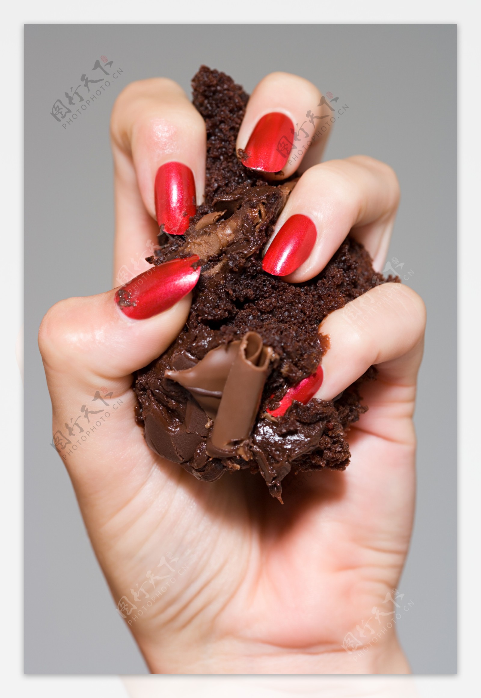 握巧克力糕点的手图片