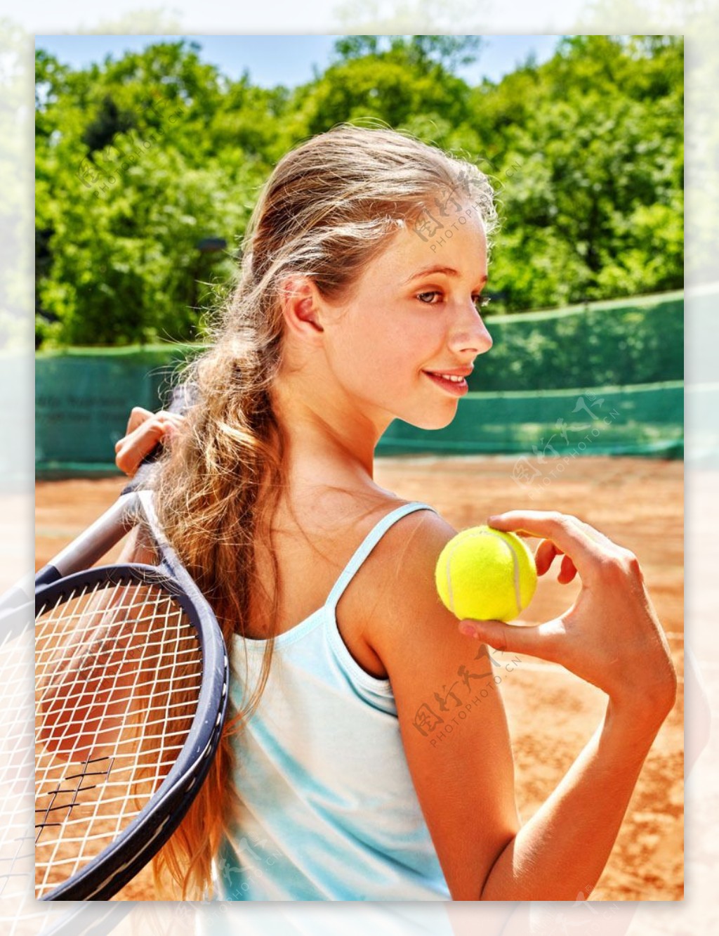 拿着网球的女人图片