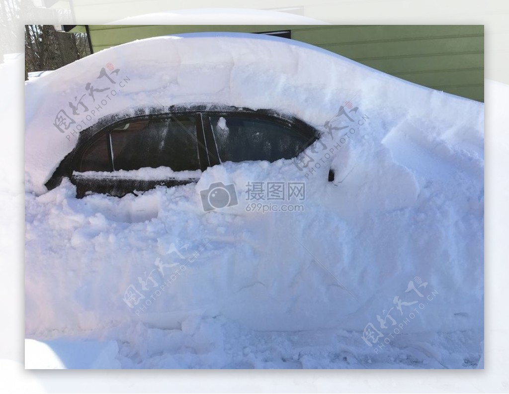 被暴雪覆盖的汽车