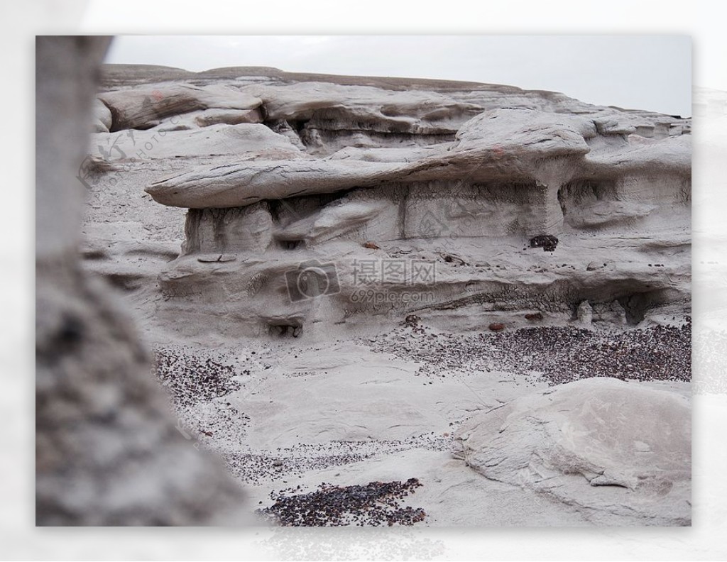黑与白景观砂岩侵蚀岩石地层溶洞