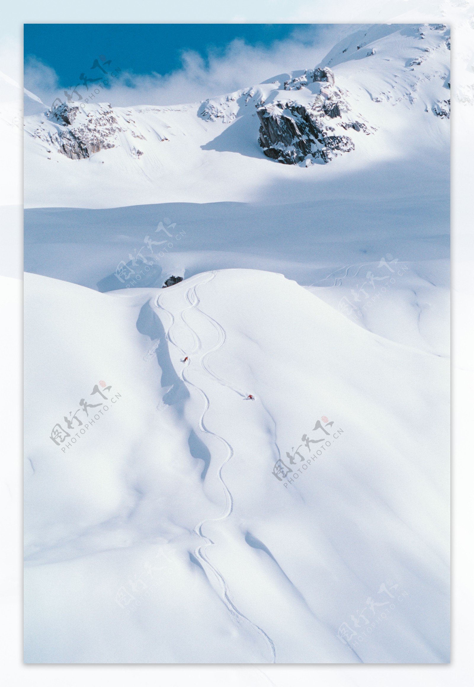 高山划雪远景摄影图片