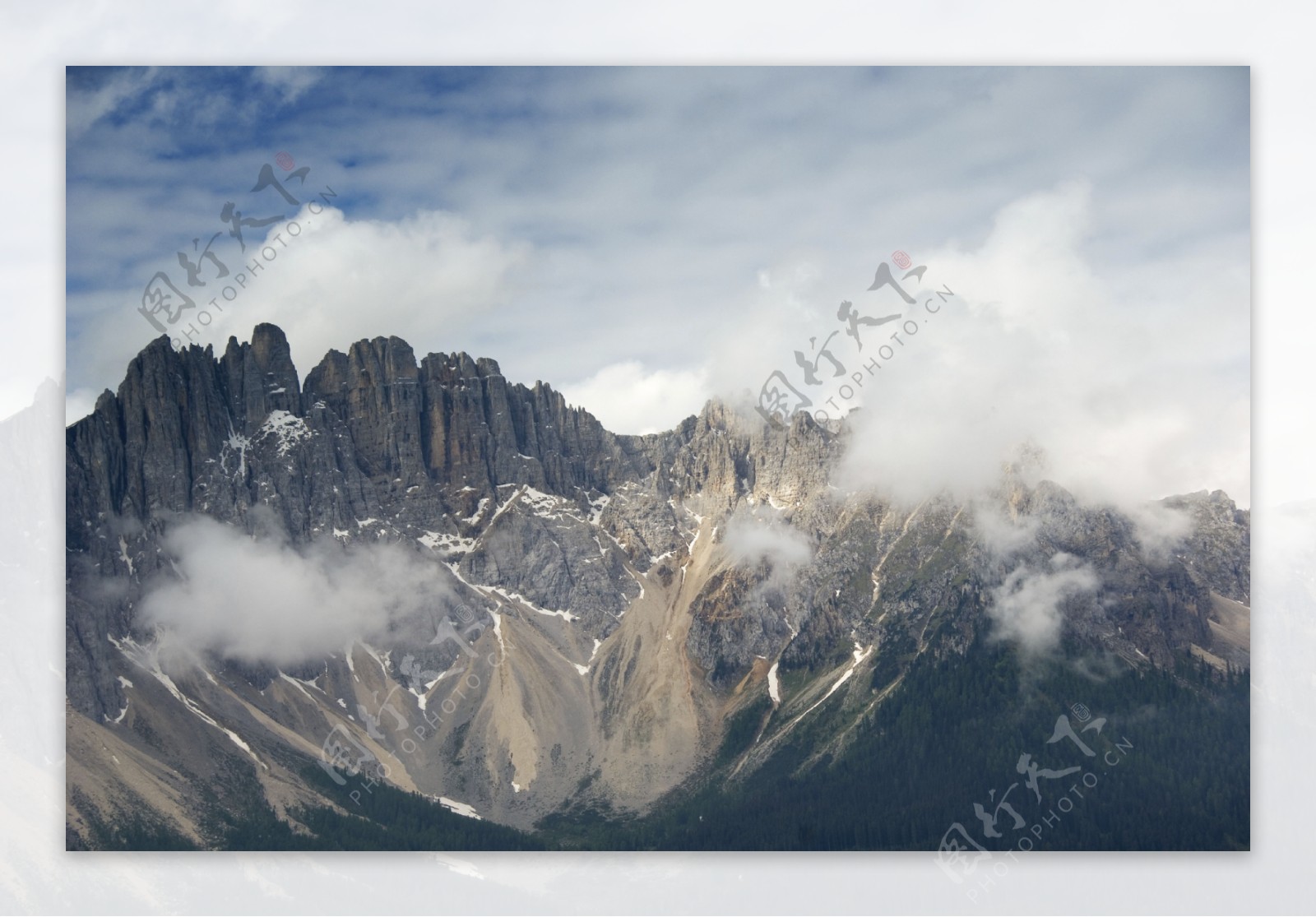 山峦云朵风景图片