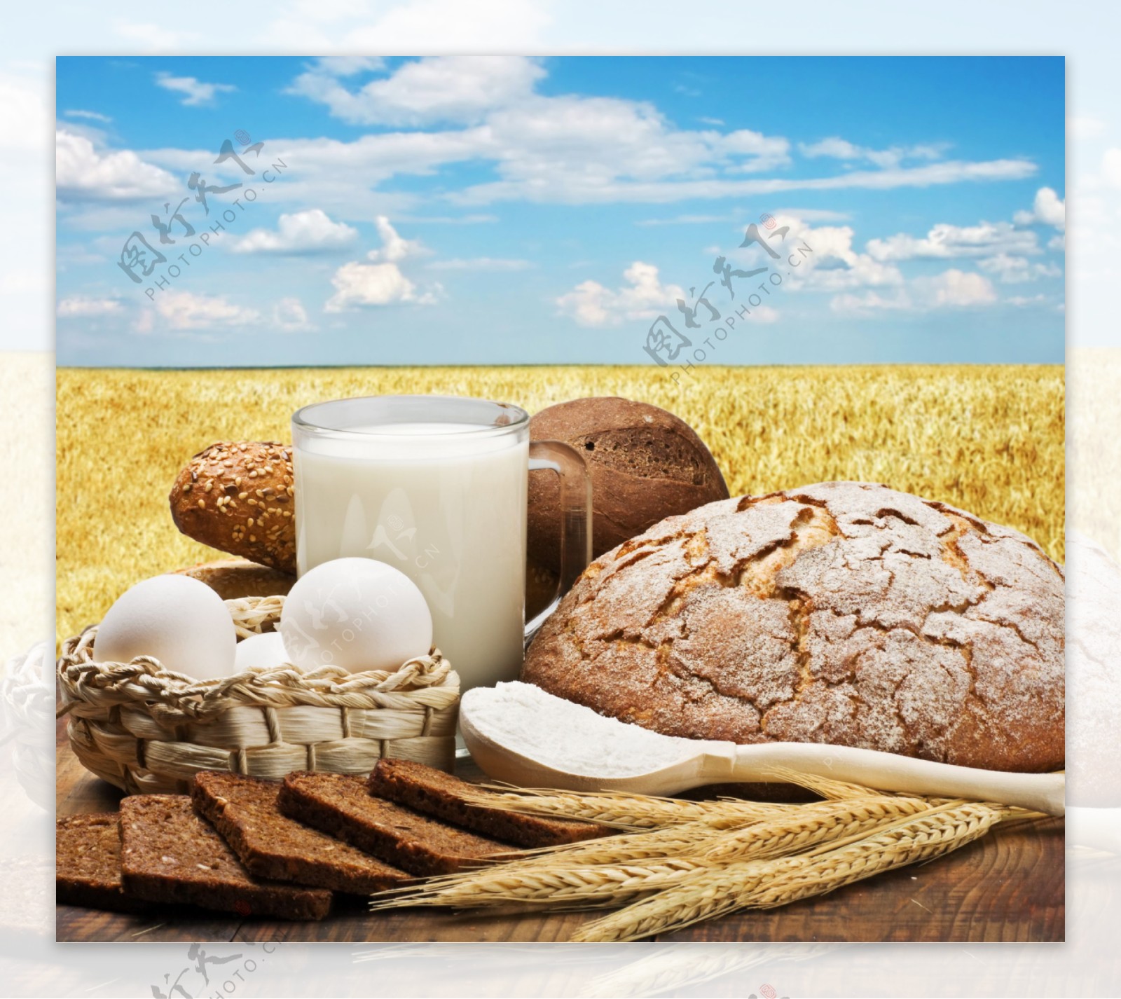 麦田风景与面包牛奶鸡蛋图片