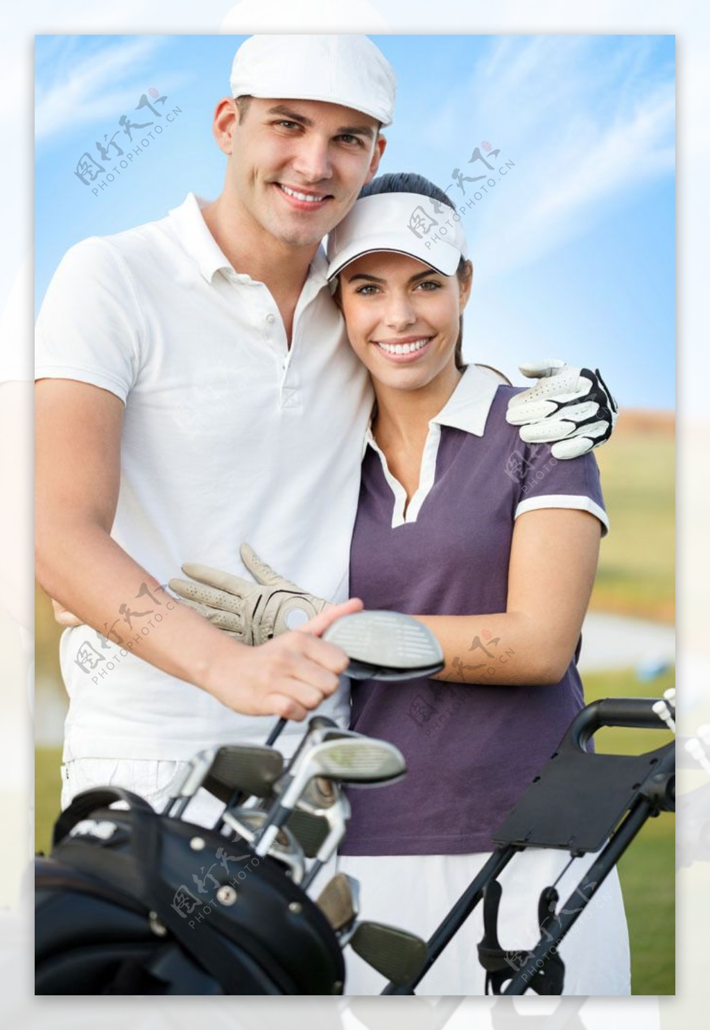 打高尔夫球的情侣图片