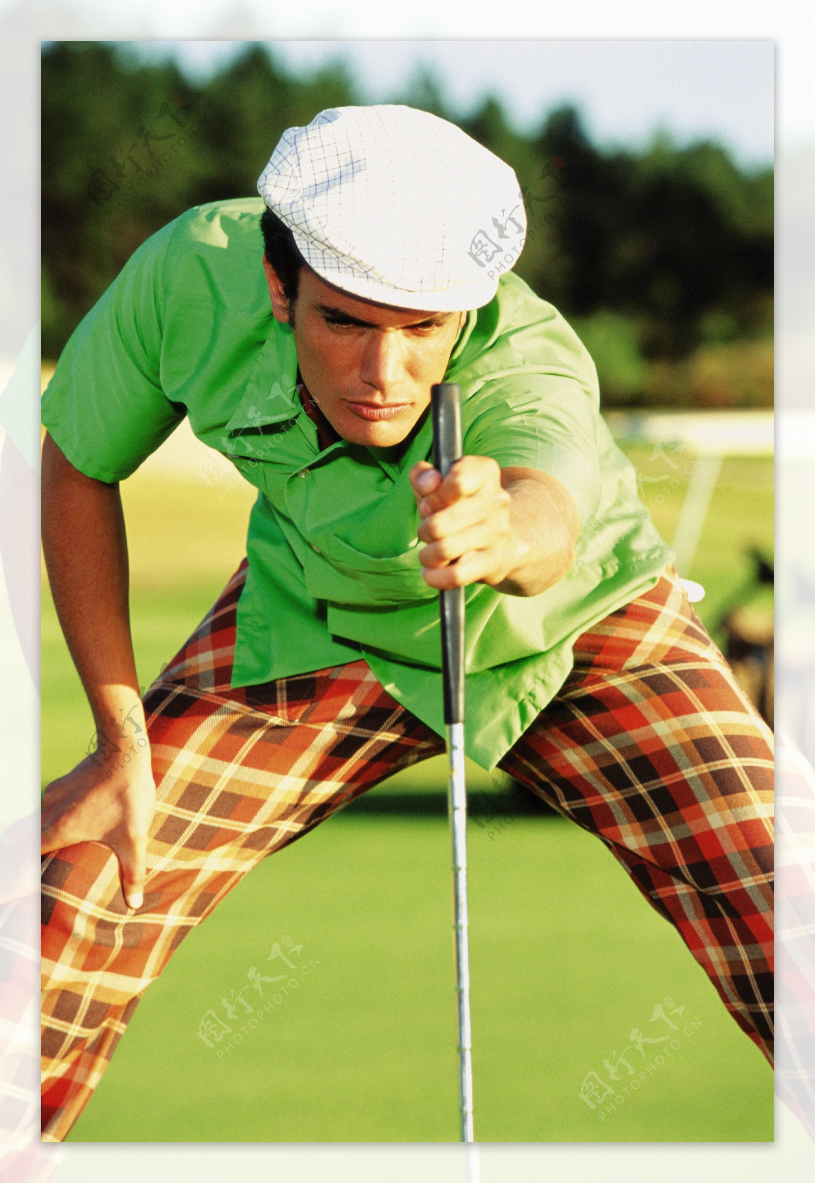打高尔夫球的英伦男性图片