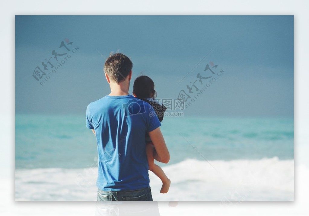 男子在蓝色圆领T恤在海上正面搭载宝贝