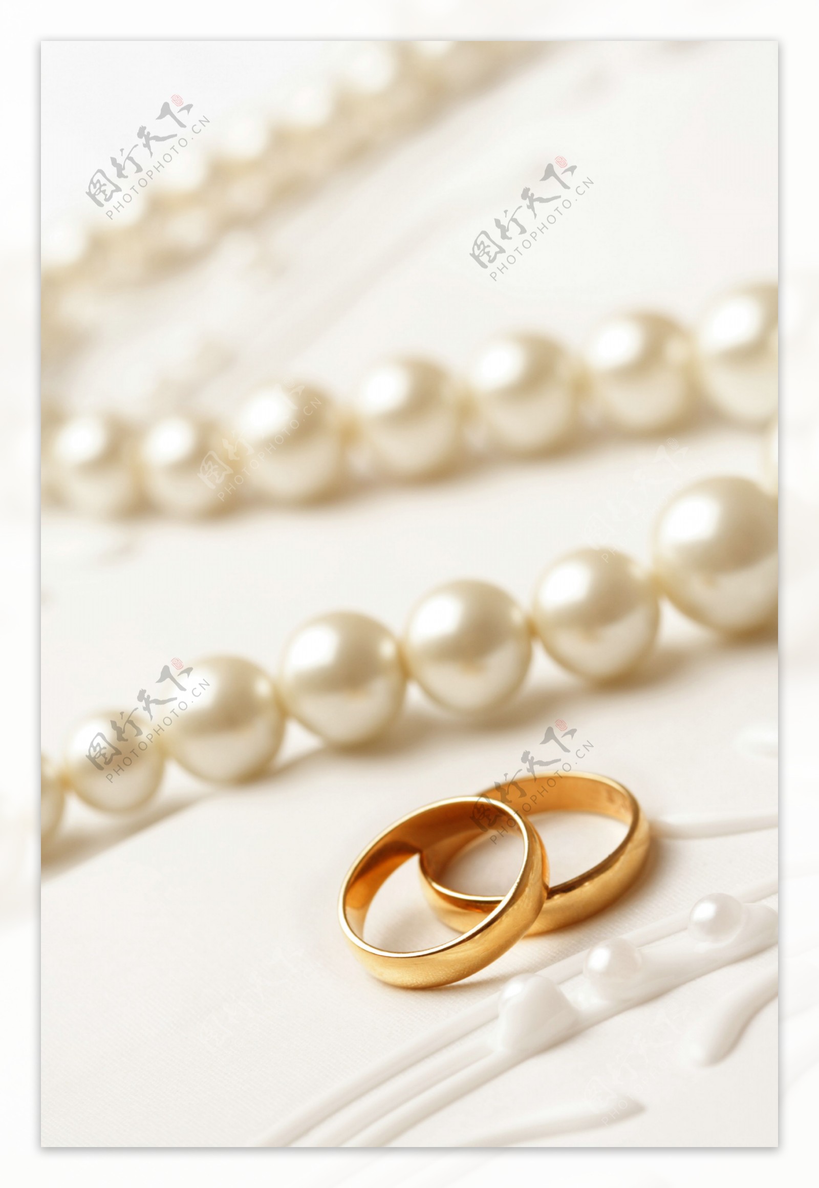 结婚项链与结婚戒指图片