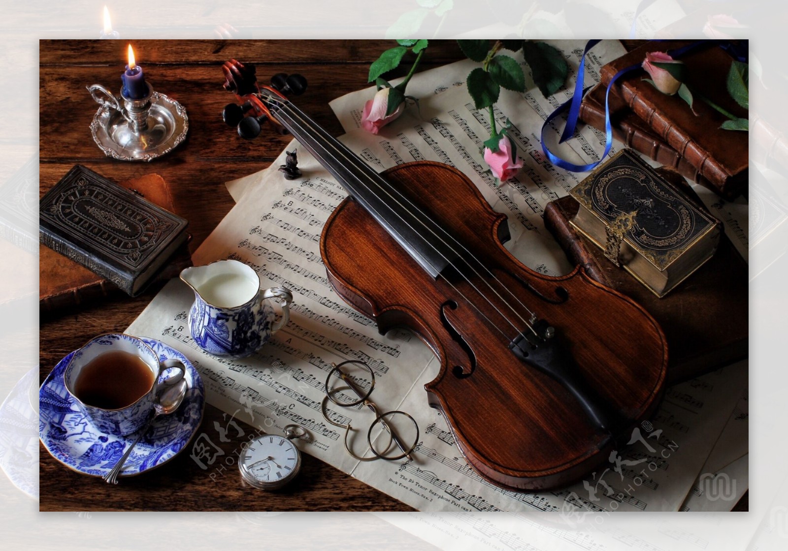桌子上的小提琴