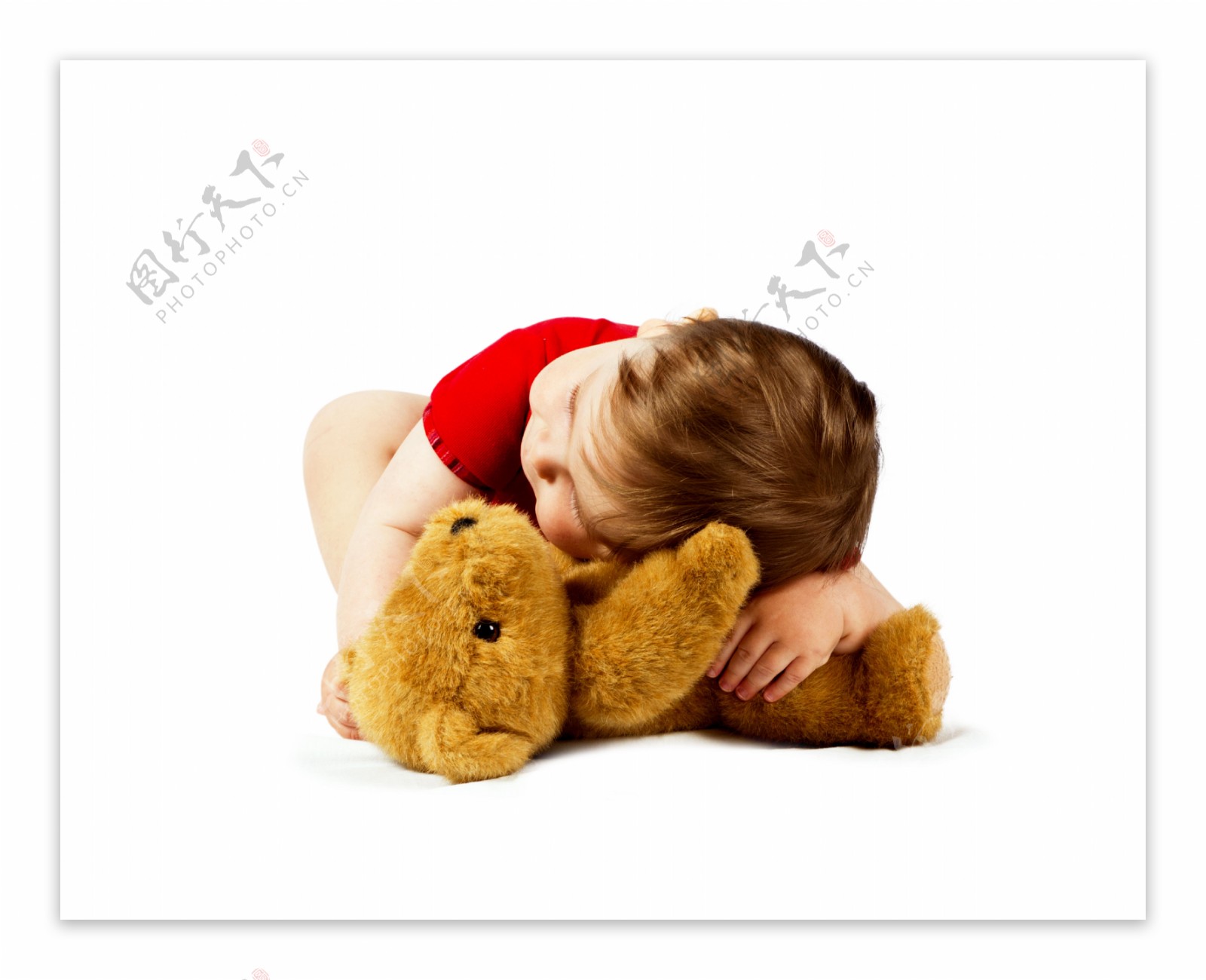 趴在泰迪熊上睡觉的孩子
