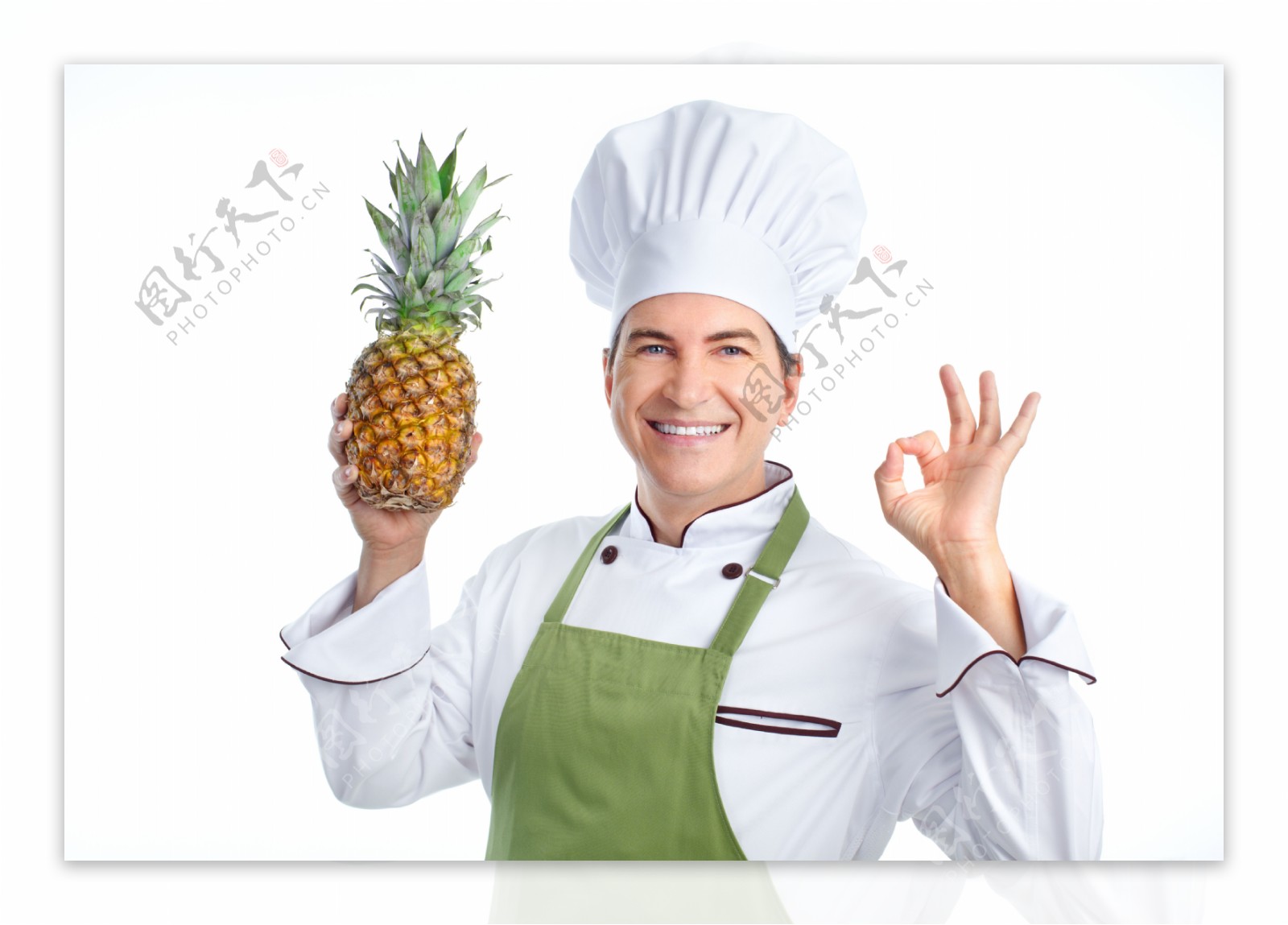 手拿菠萝的厨师图片