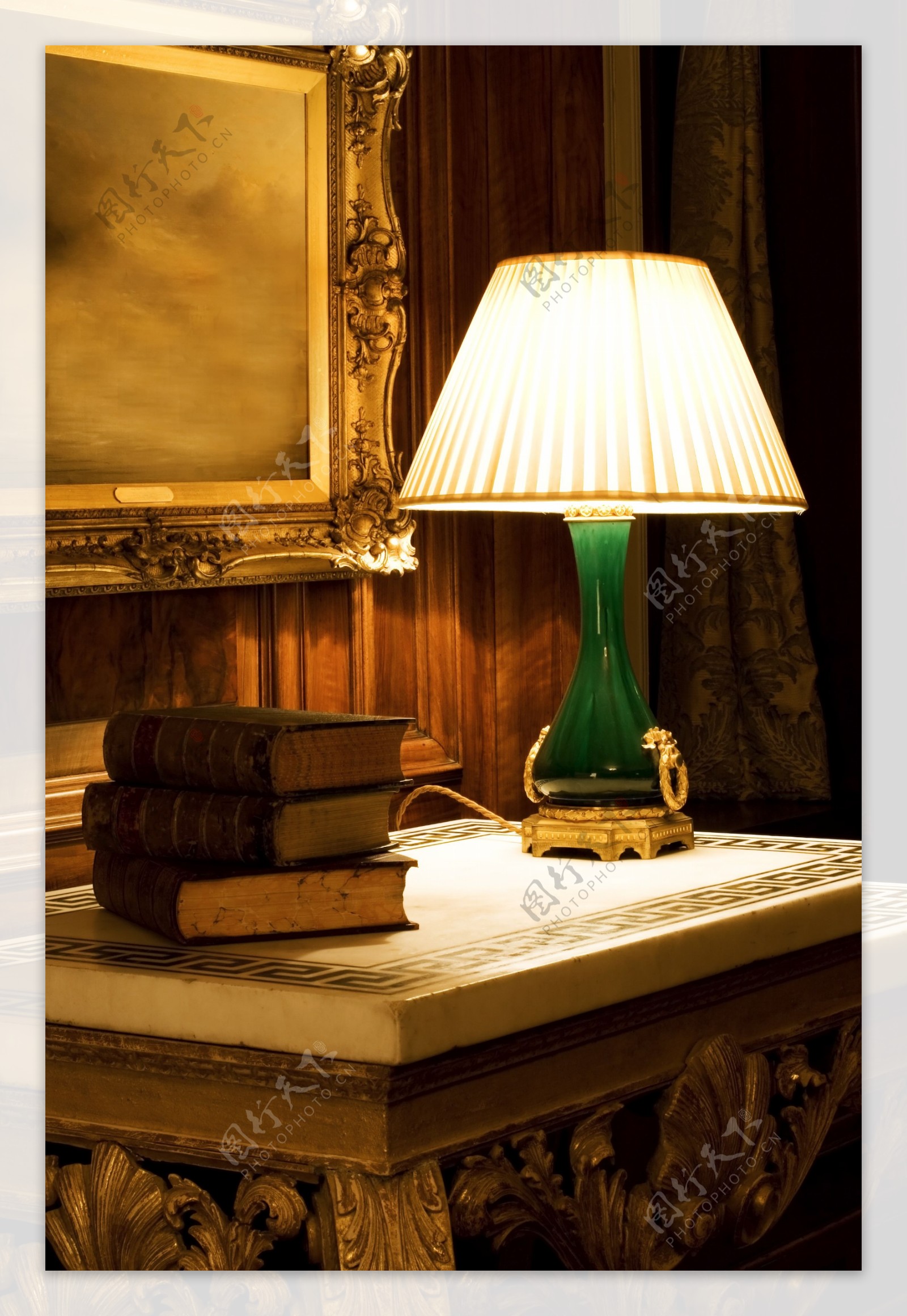 书桌上的书籍台灯