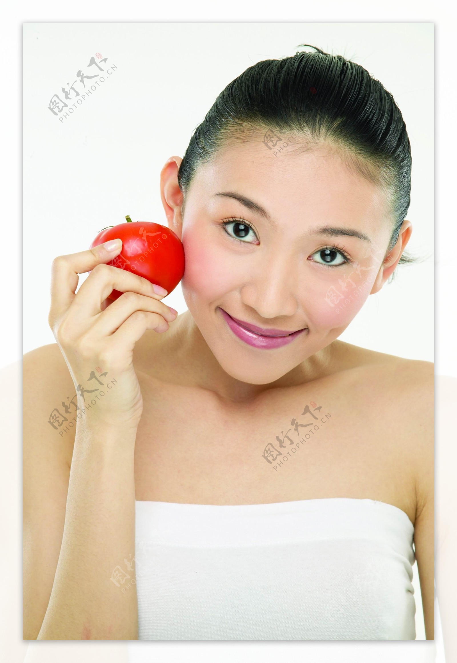 手拿蕃茄的健康美女图片