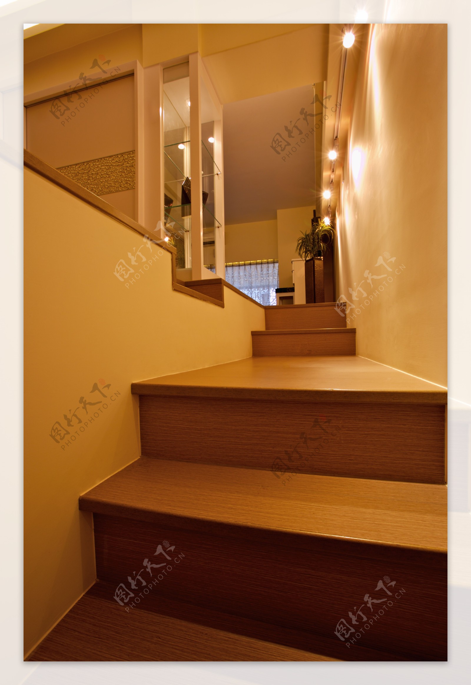 木质楼梯特写图片