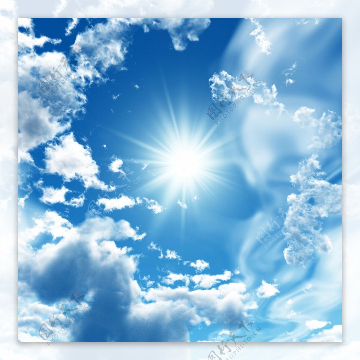 太阳光芒下的蓝天白云图片