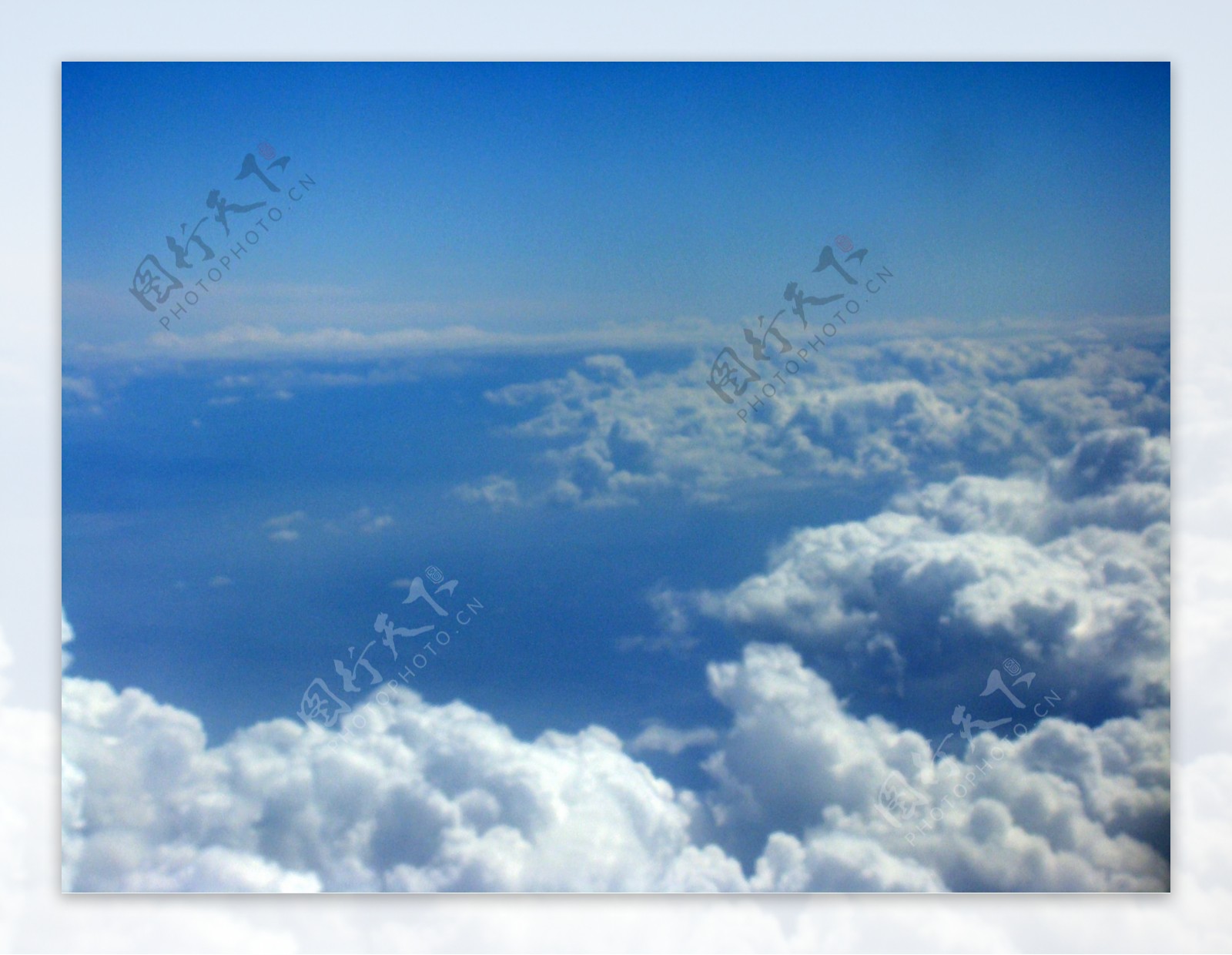 白云蓝天背景图片