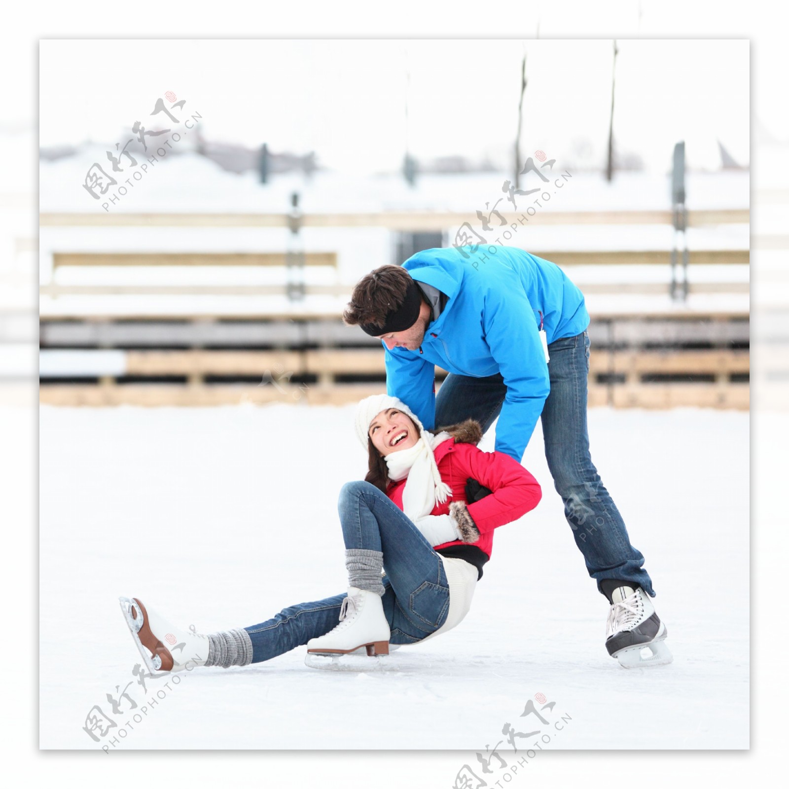 滑冰场上的情侣图片