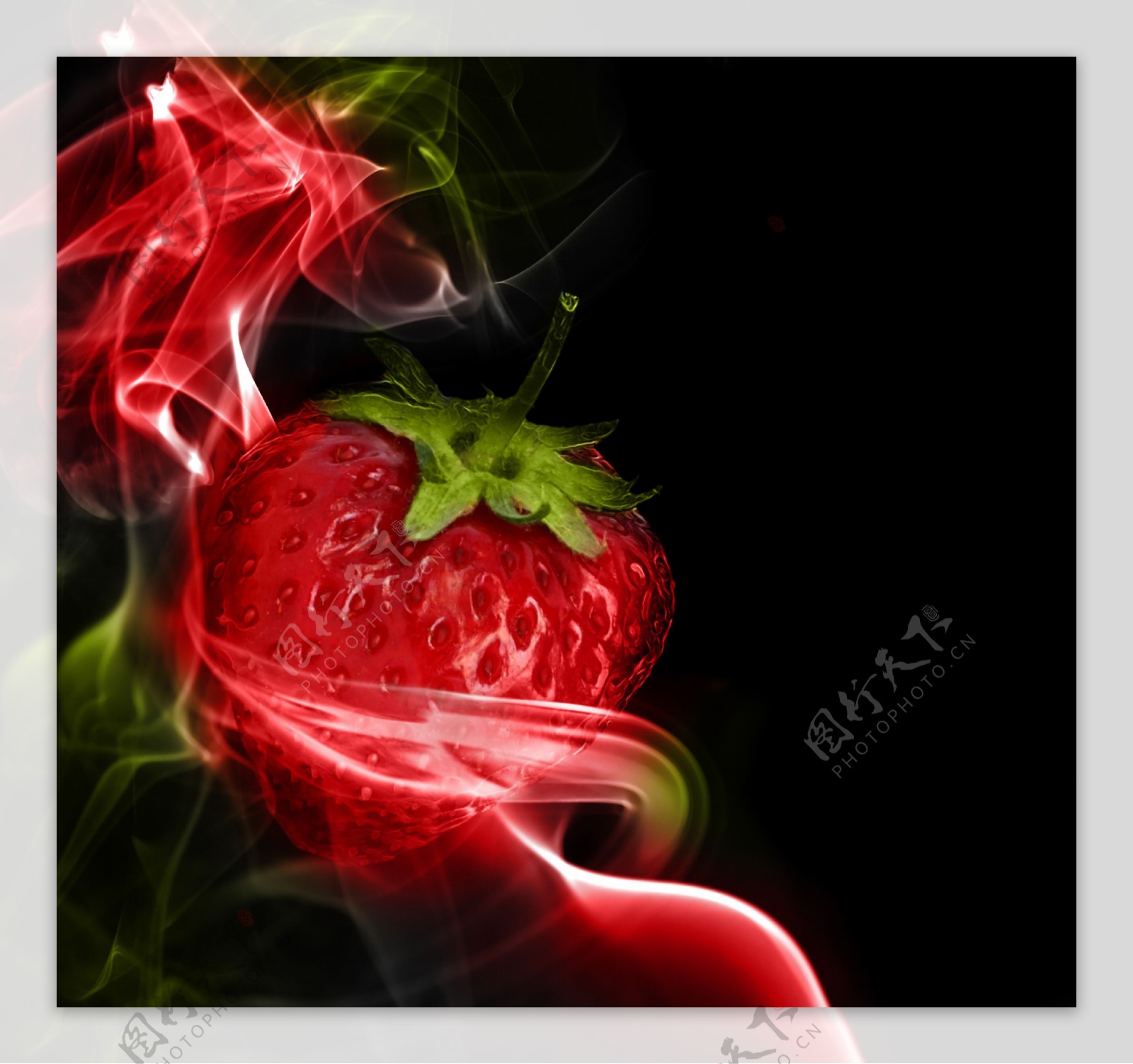 新鲜草莓与烟雾图片