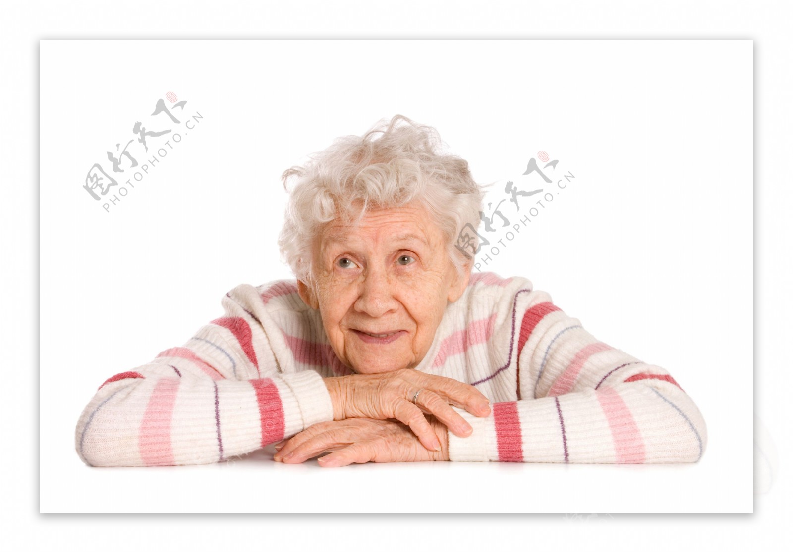 趴着的老年女人图片