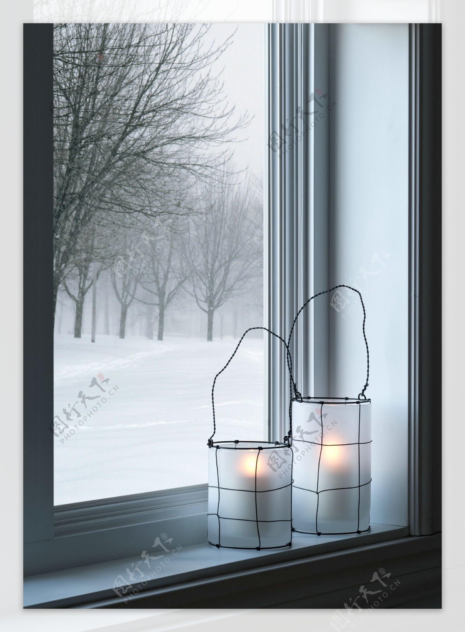 冬季窗台上的蜡烛图片