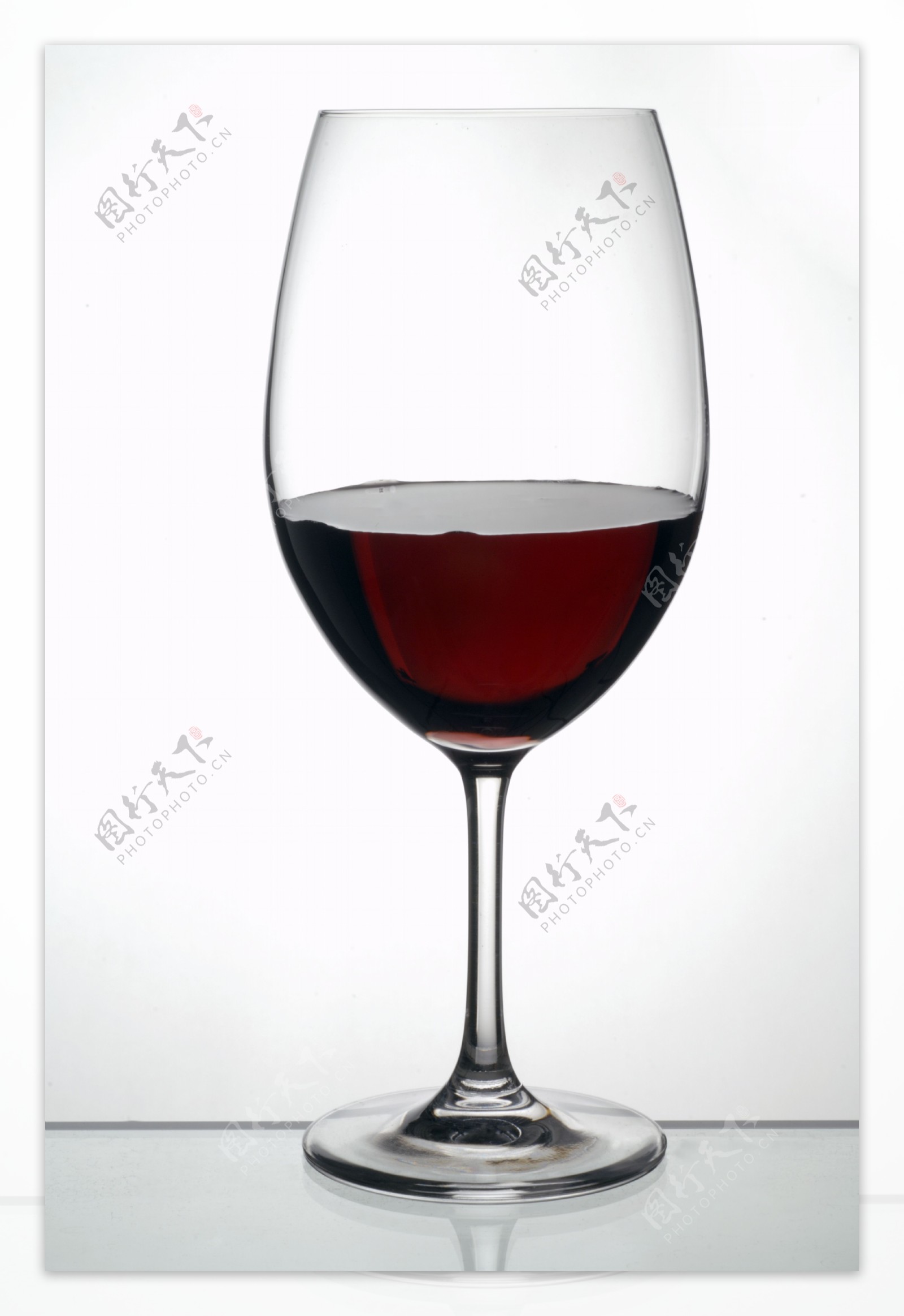 一杯葡萄红酒摄影图片