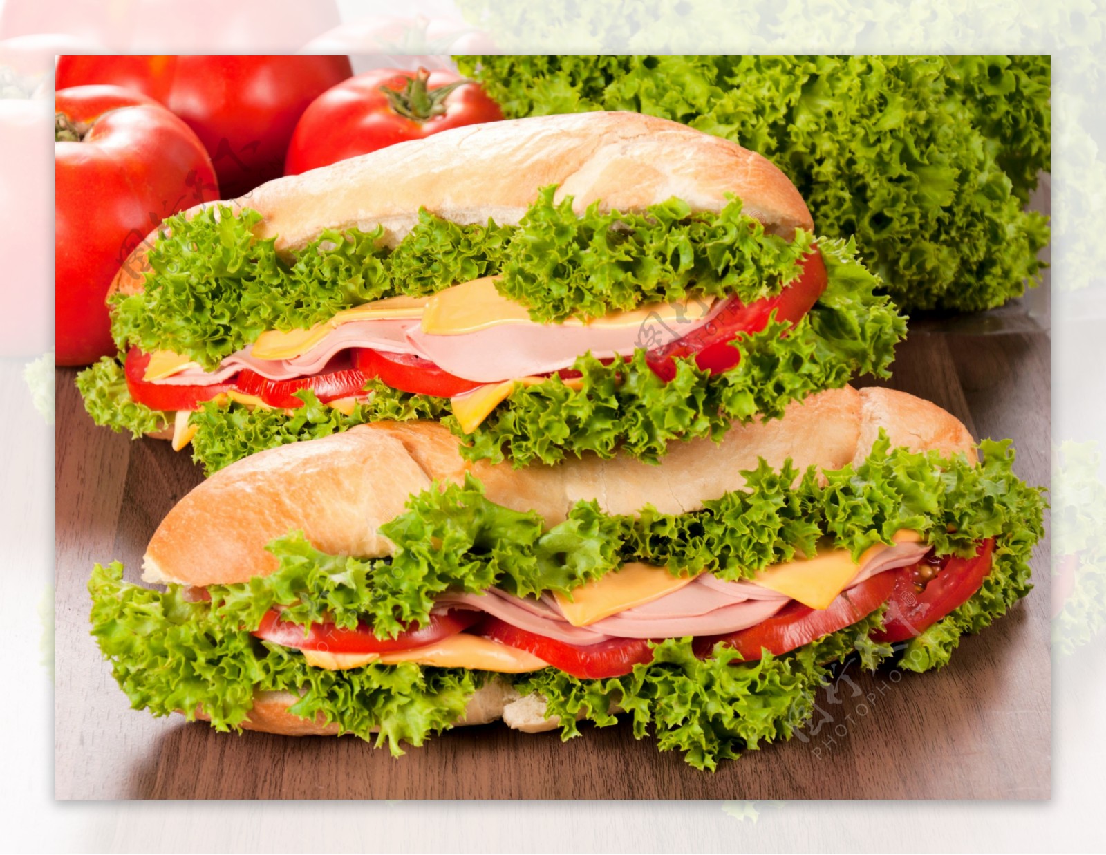 西红柿和热狗面包图片