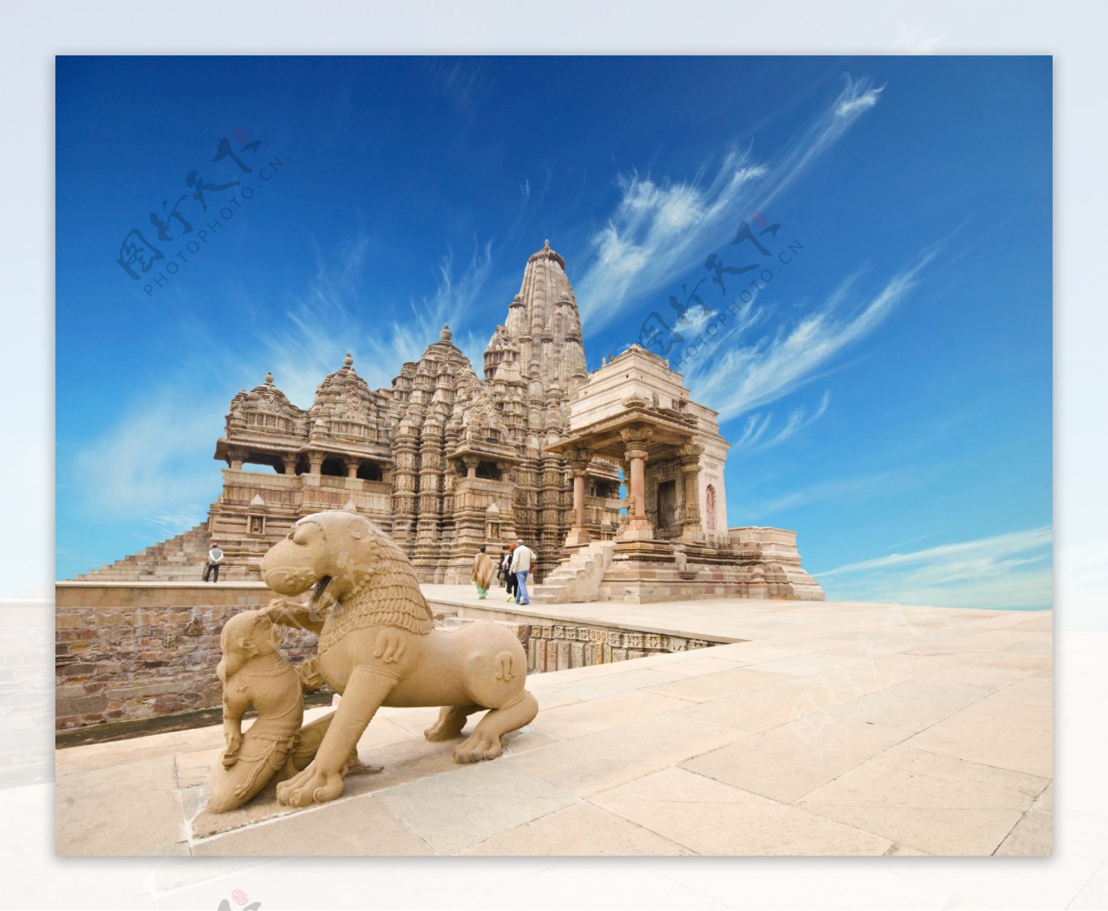 蓝天下的狮子与印度建筑