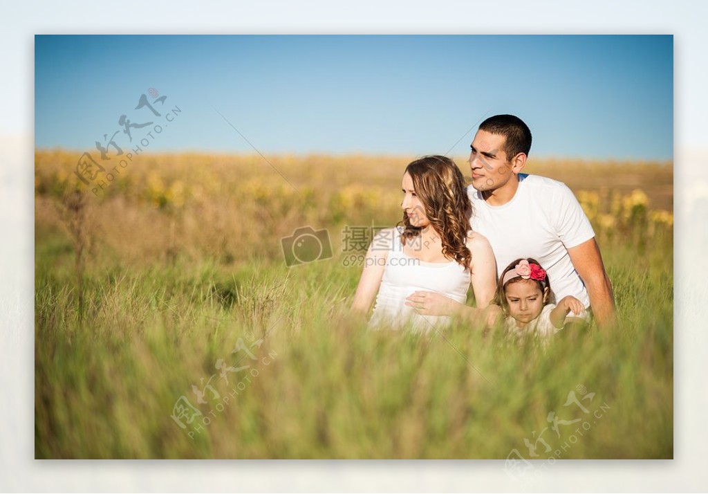 自然男人女人女孩摄影草孩子孩子妈妈家庭父亲幸福