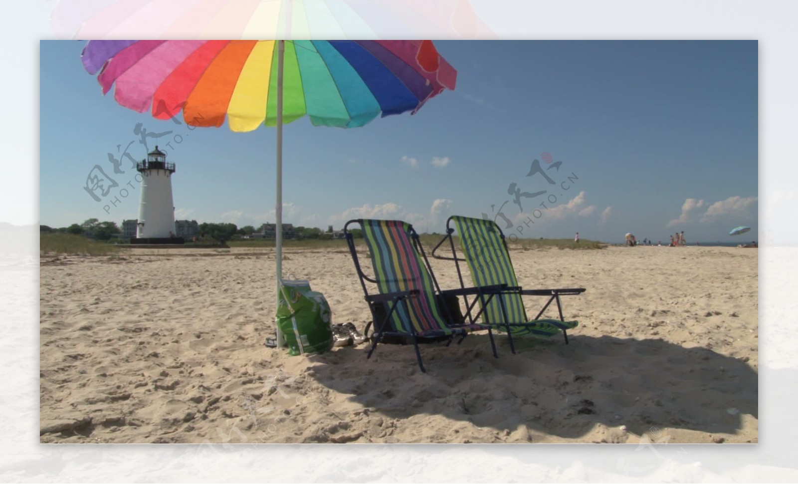 在灯塔股票视频前沙滩椅和雨伞视频免费下载
