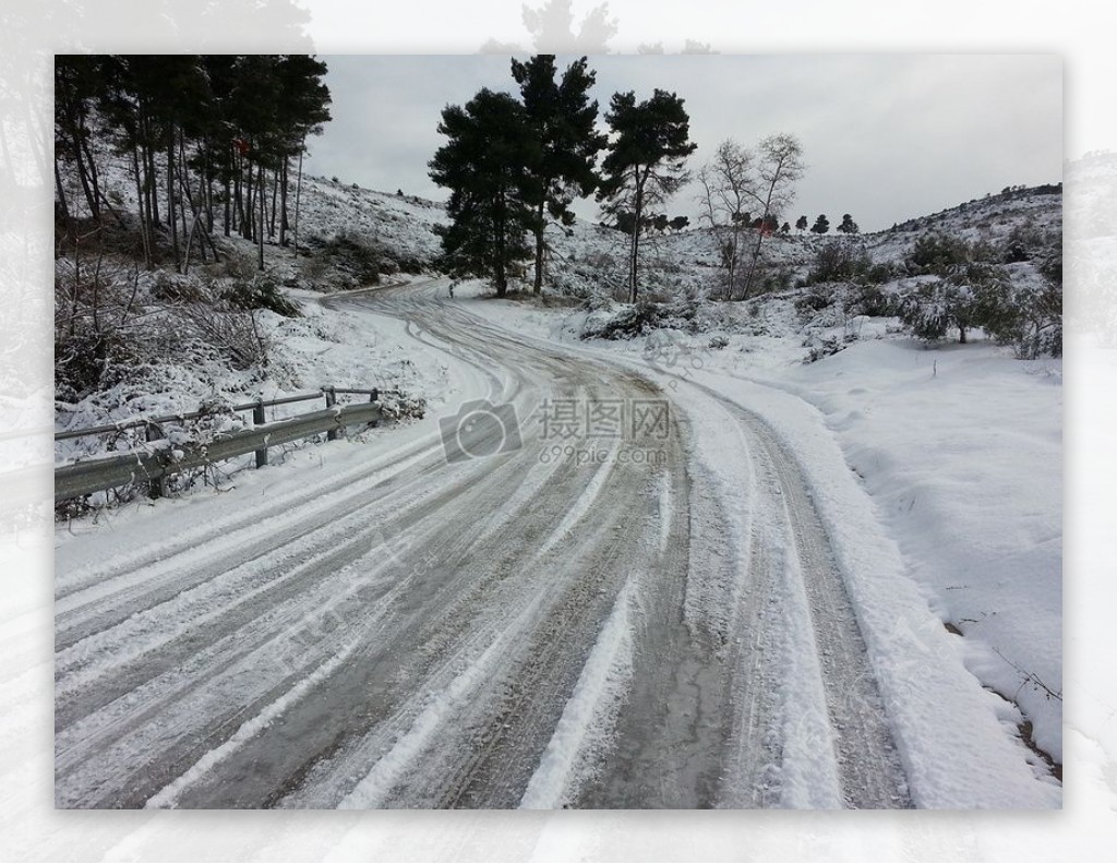 布满积雪的道路