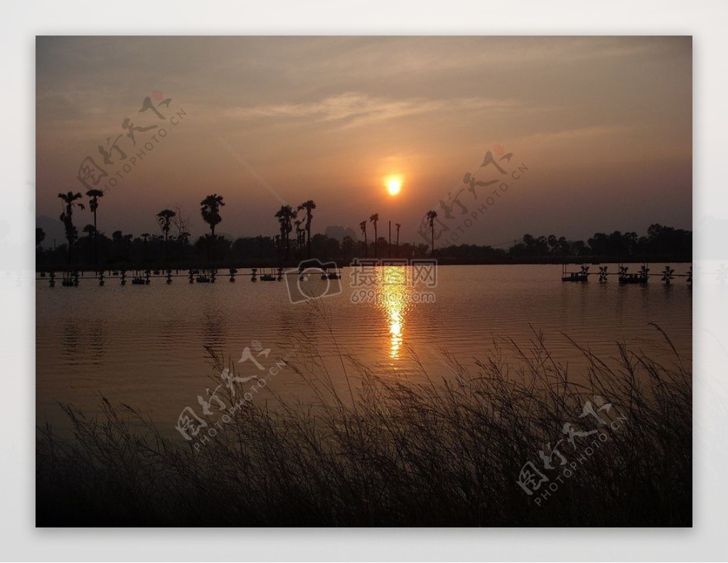 夕阳下的湖水