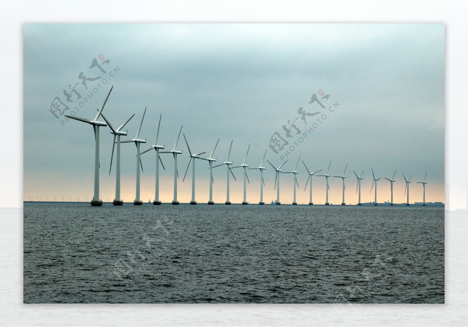 大海上的风车图片