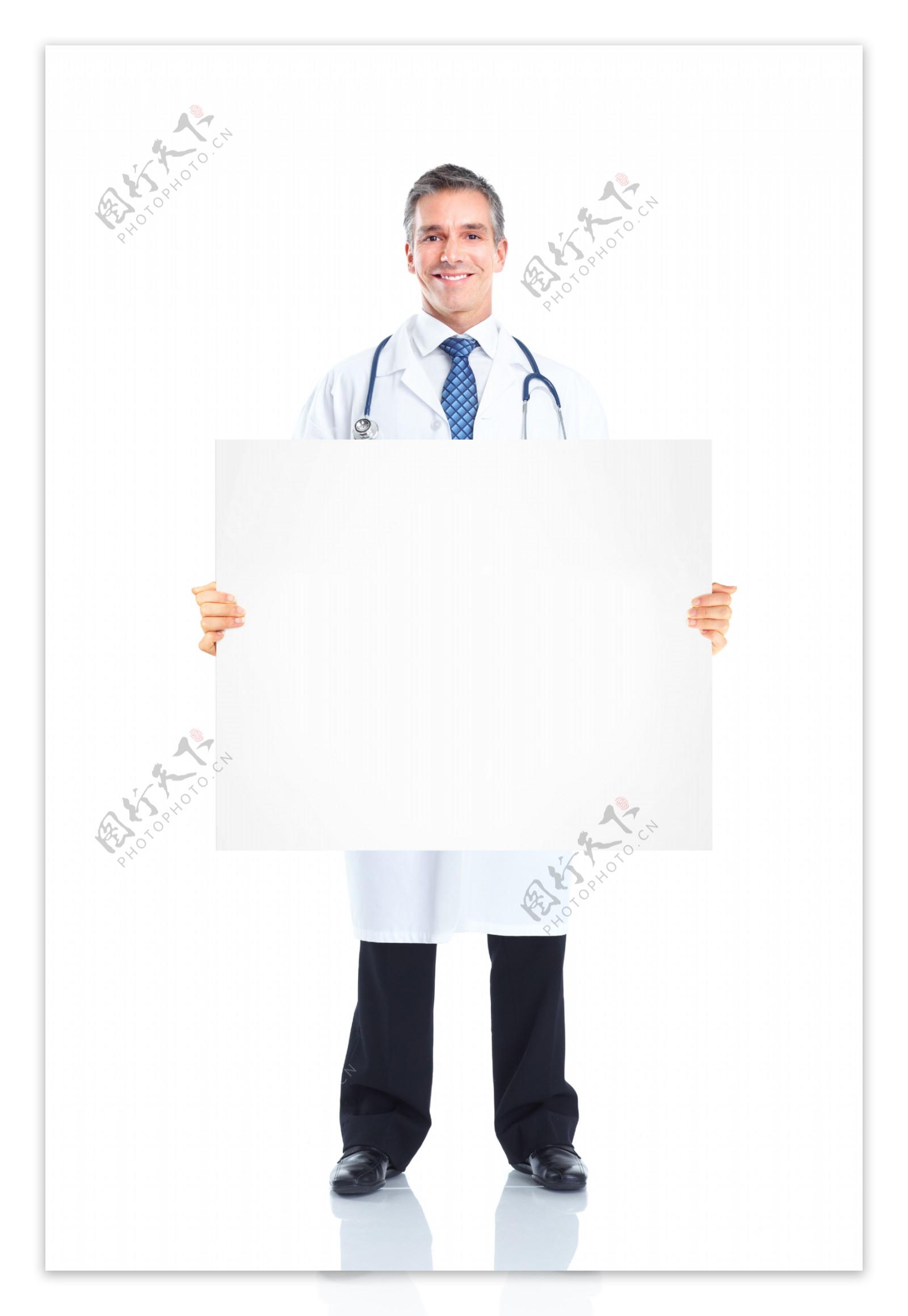 拿着白板的外国医生图片