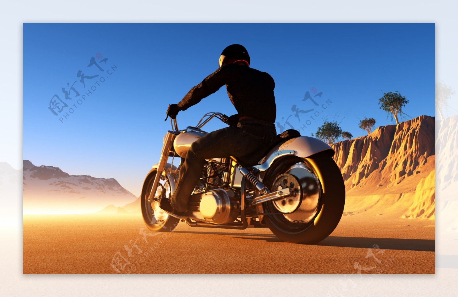 野外骑摩托车的男人图片