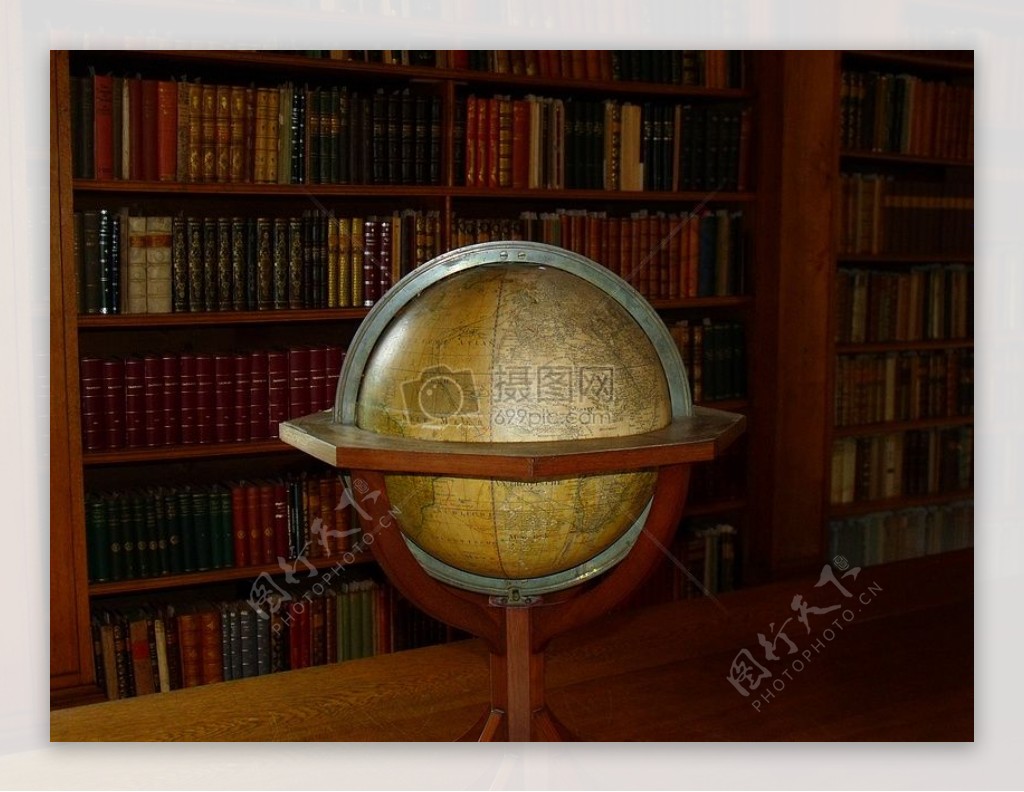 图书馆里的地球仪