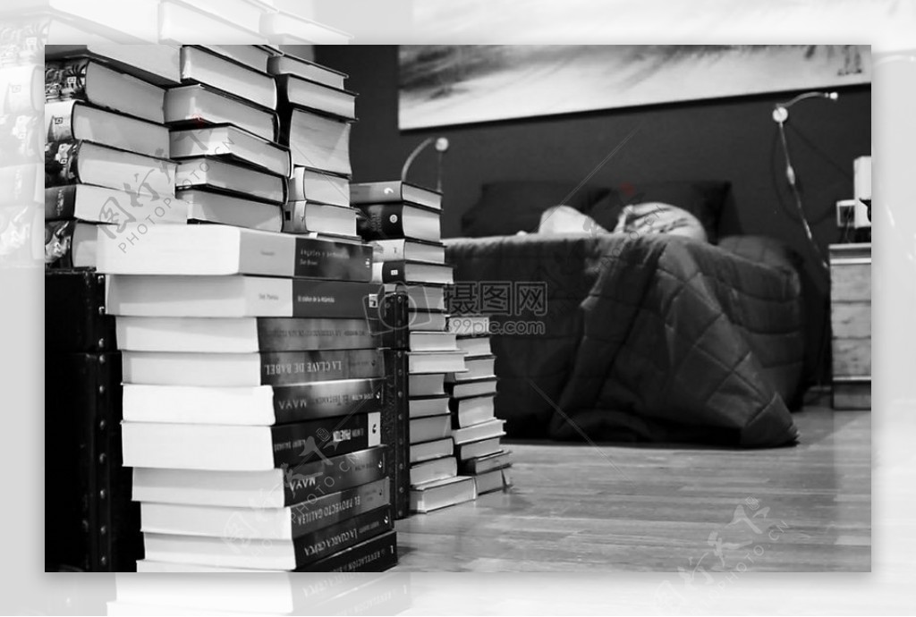 堆满书籍的卧室
