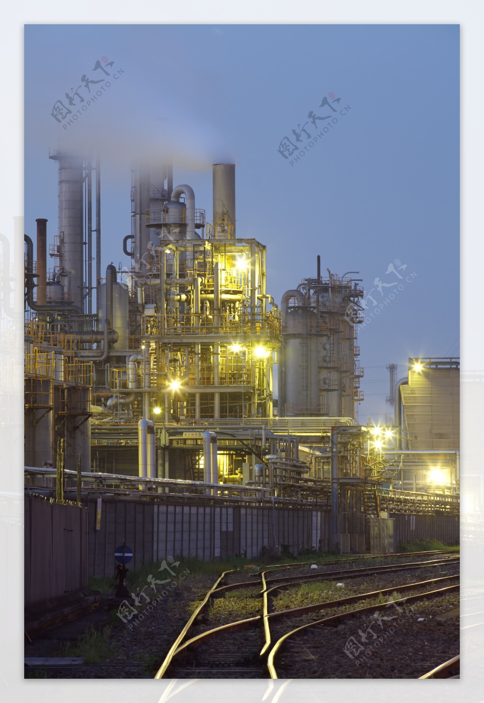 灯光下的石油化工厂图片