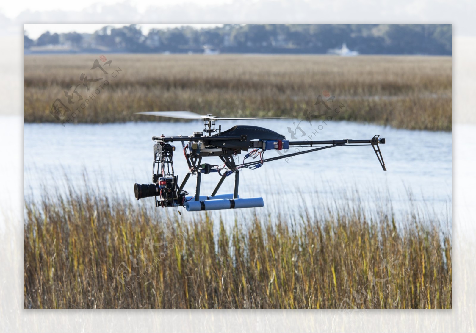湿地上空的飞行器图片