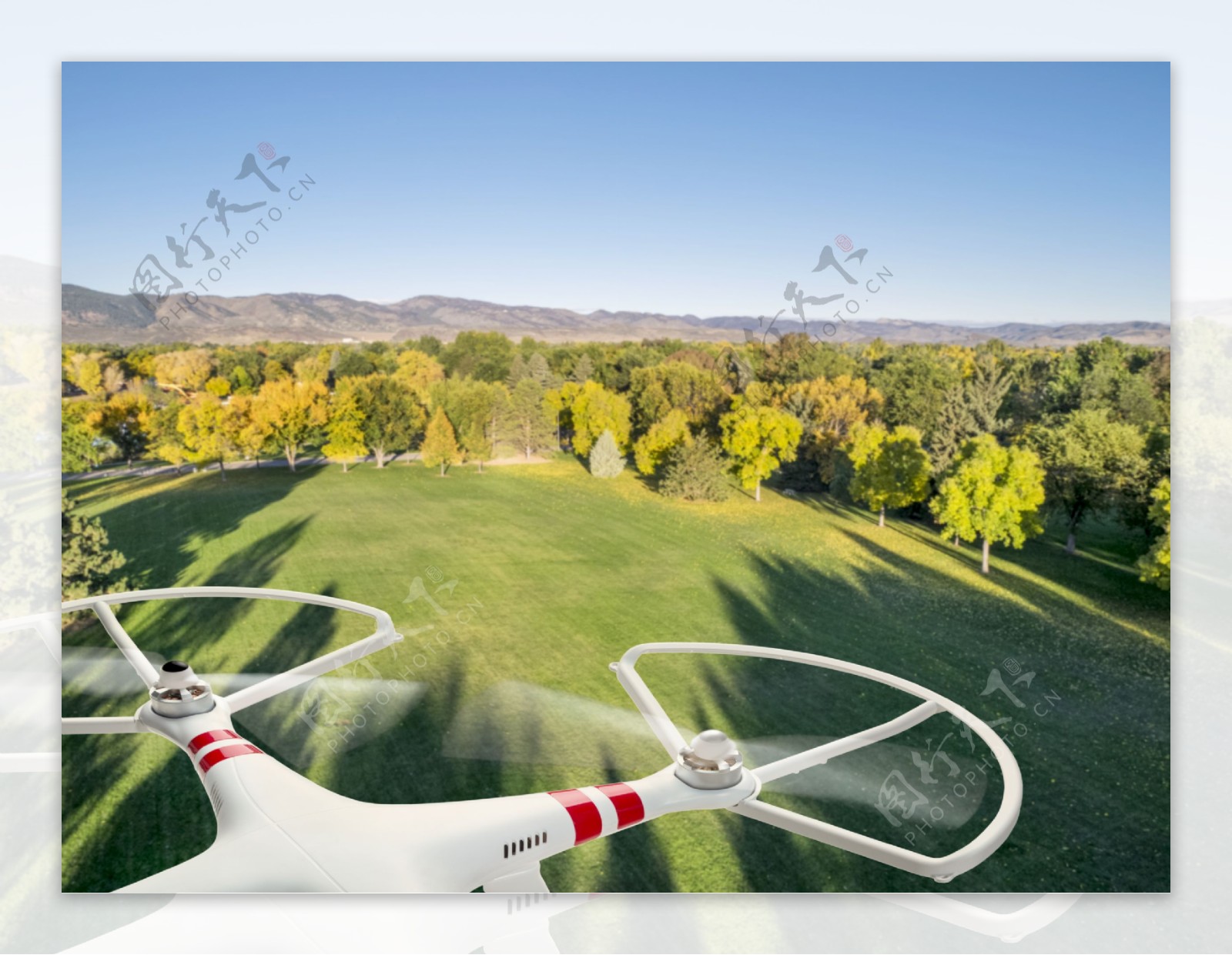 草地上空的飞行器图片