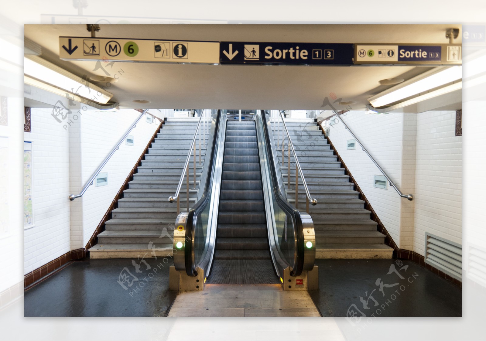 地铁内的电梯和楼梯图片