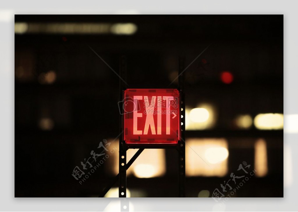 红色的安全出口警示牌