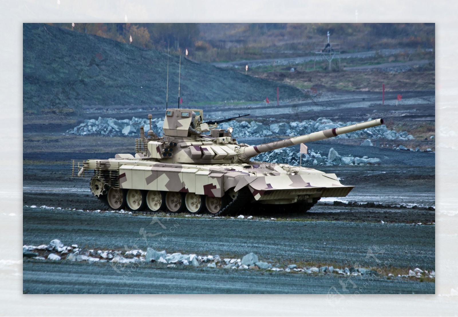 军事演习的坦克图片