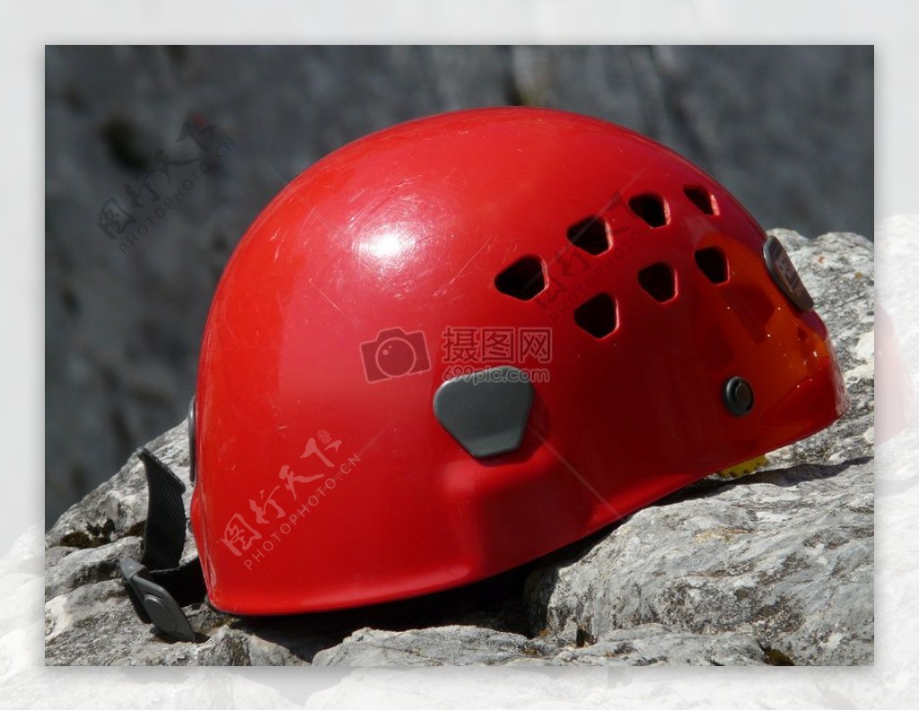 岩石上的红色头盔
