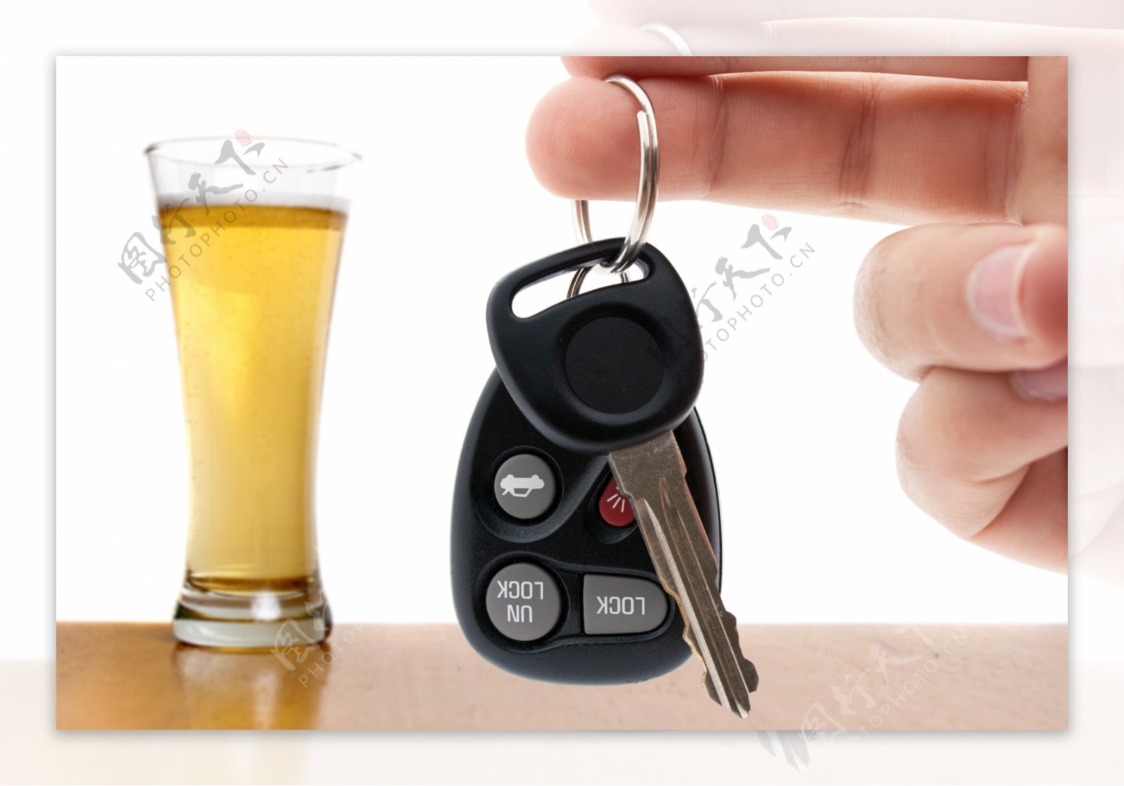 啤酒和车钥匙图片