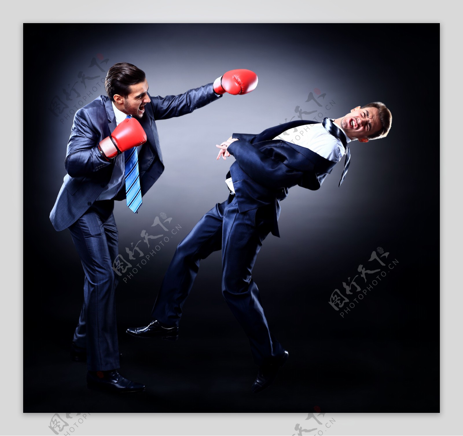 打拳击的两个外国男人图片
