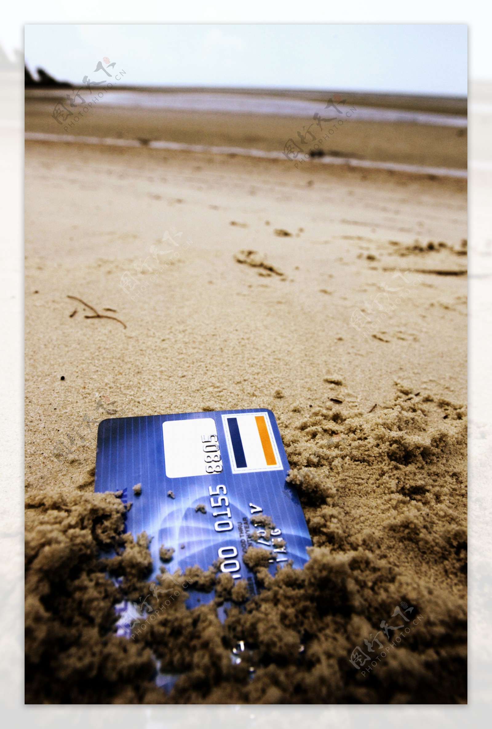 海边沙子遮挡的银行卡图片