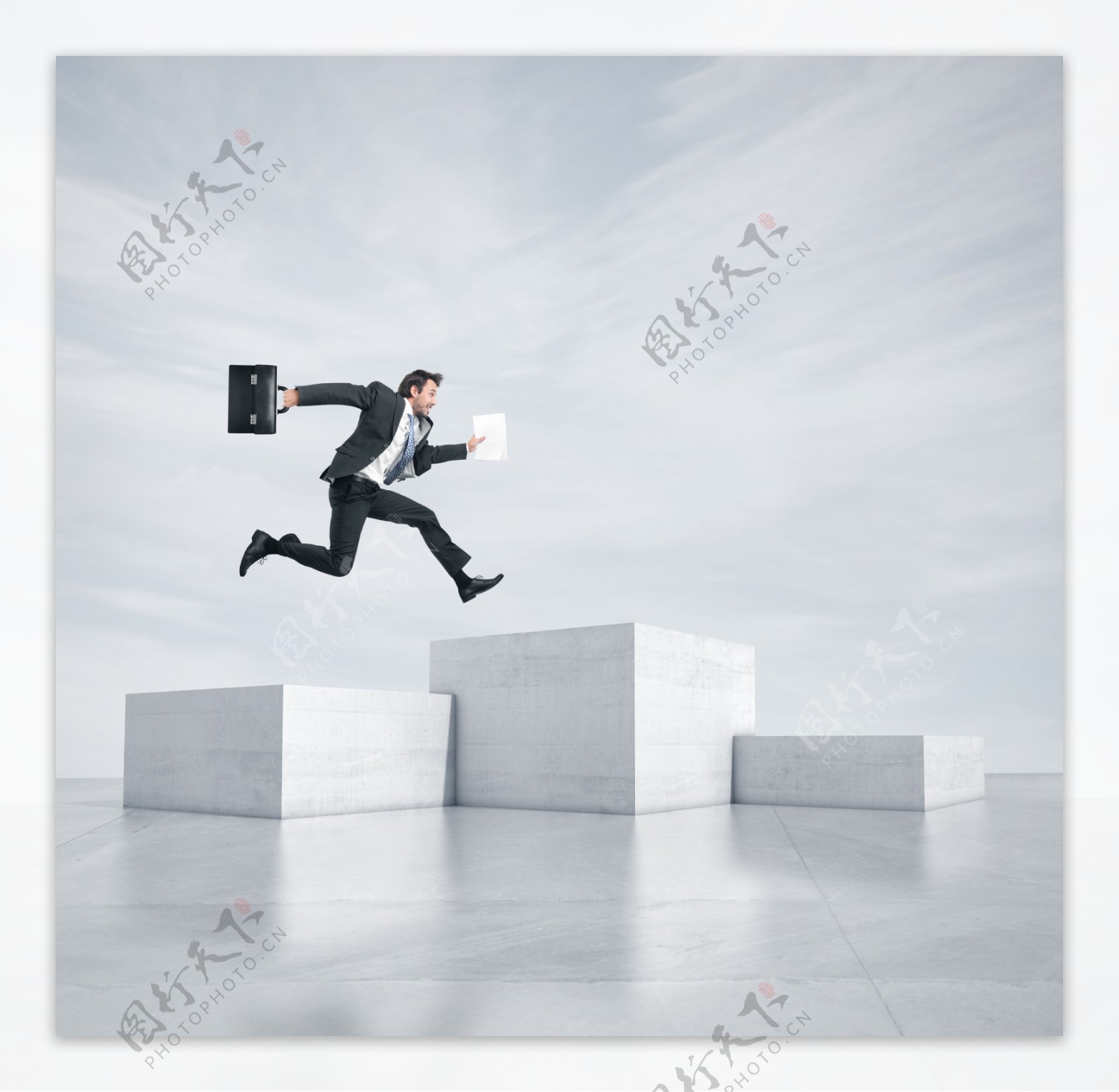 飞跃向最高领奖台的商务人图片