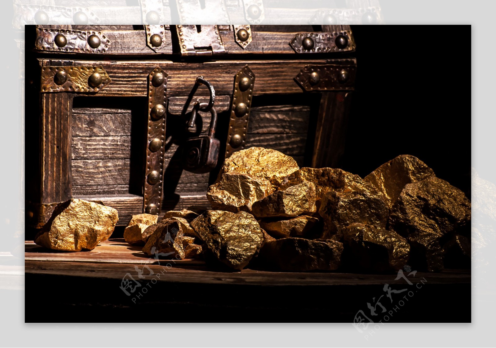 箱子里的许多黄金石头图片