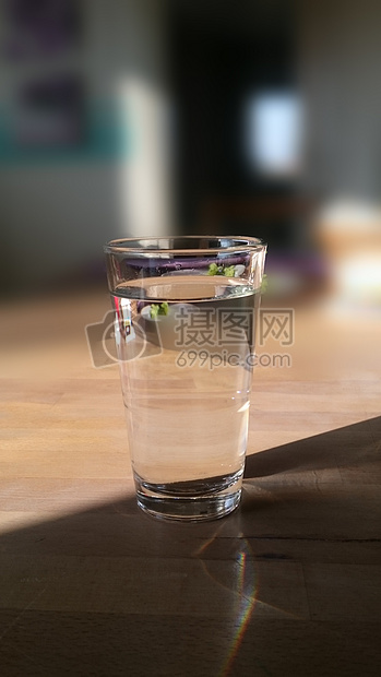 玻璃杯里的纯净水