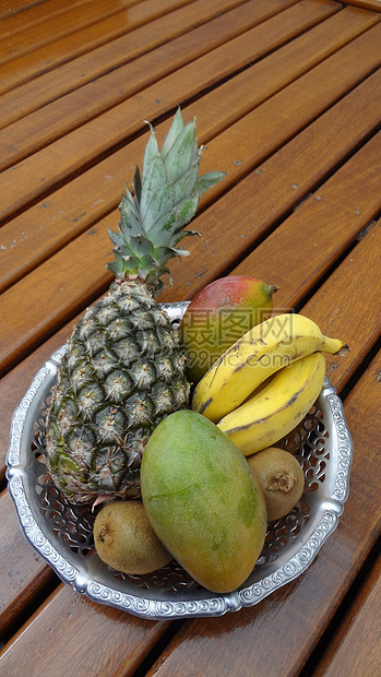 木板上新鲜的水果